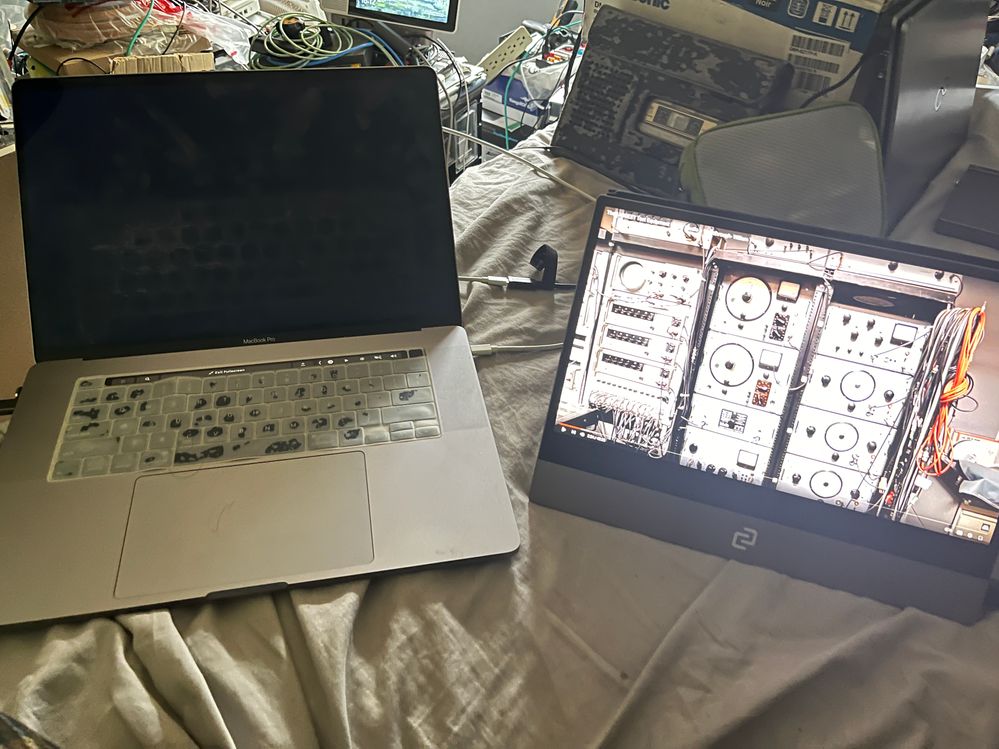 Photo of full screen mode using second monitor disables primary monitor defeating the purpose of duel monitors